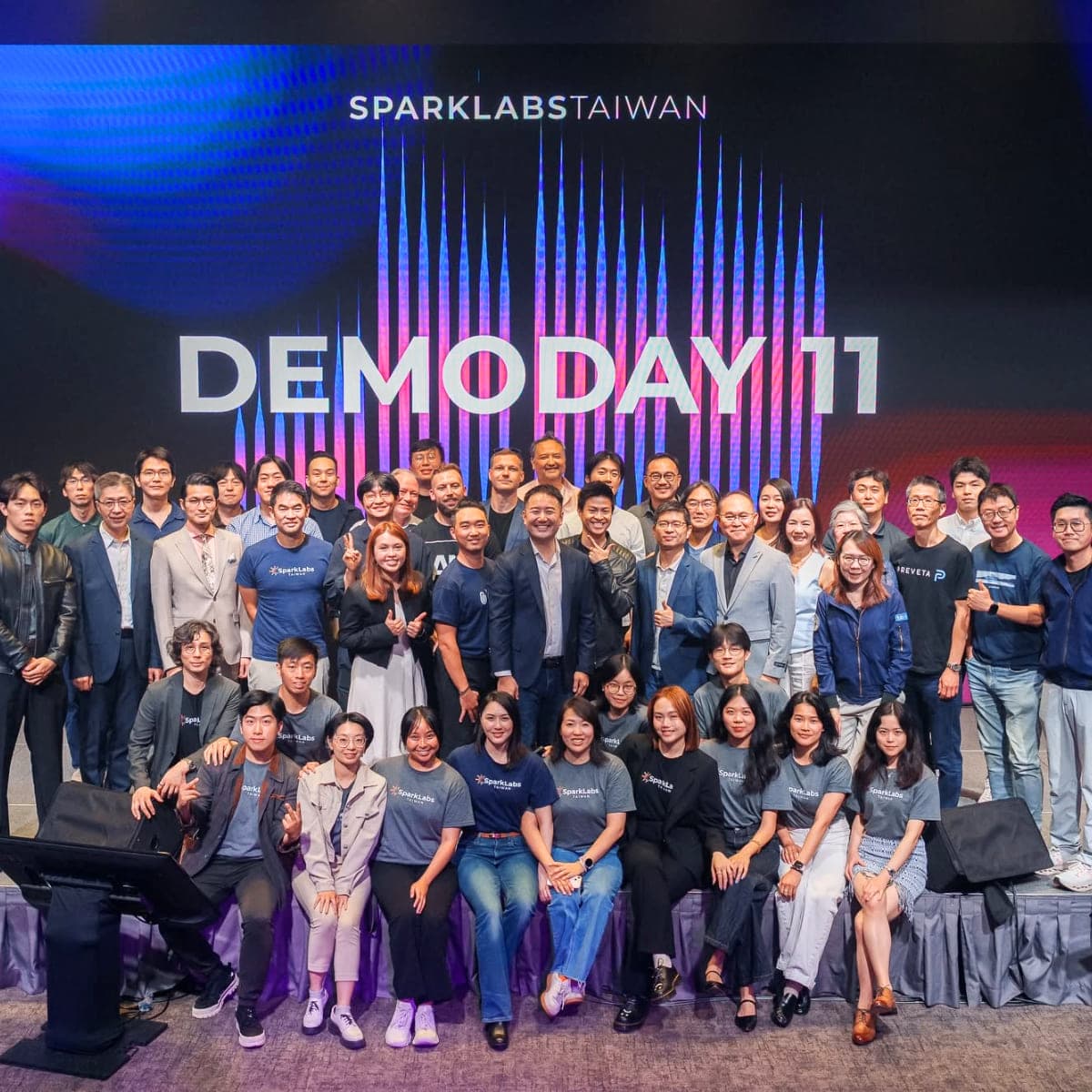 Demoday 11 화면 앞 무대에 모인 스파크랩 대만 배치